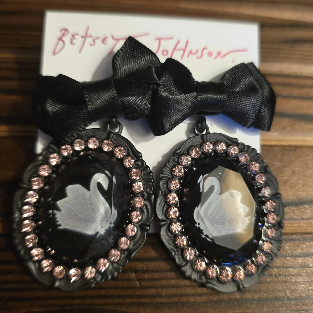 Betsey Johnson Black Bow Swan  Earrings! - Picture 9 of 12
